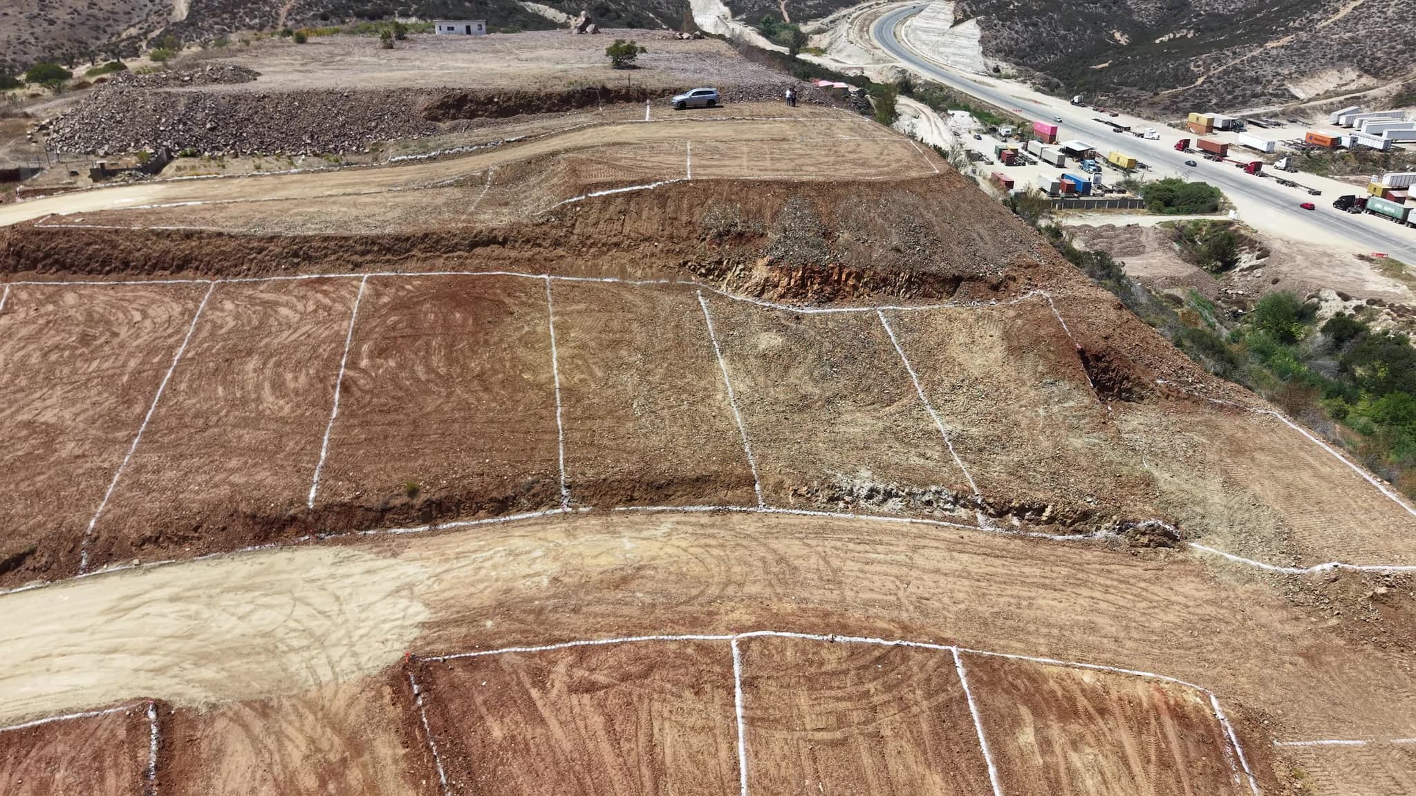 Fachada de acceso de Privada La Herradura, terrenos en El Sauzal, Ensenada