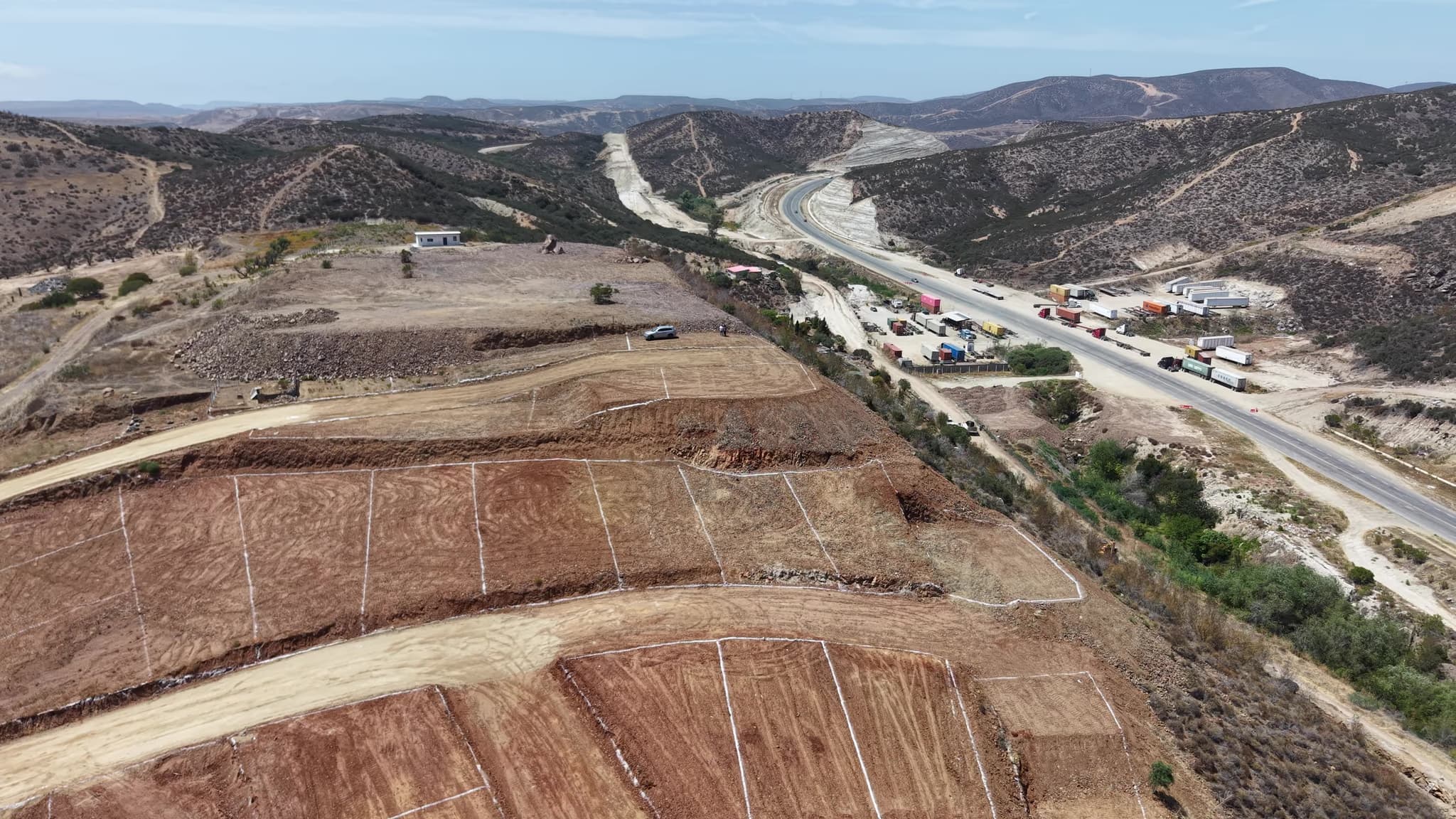 Vista aérea de Privada La Herradura con la carretera de acceso, El Sauzal, Ensenada