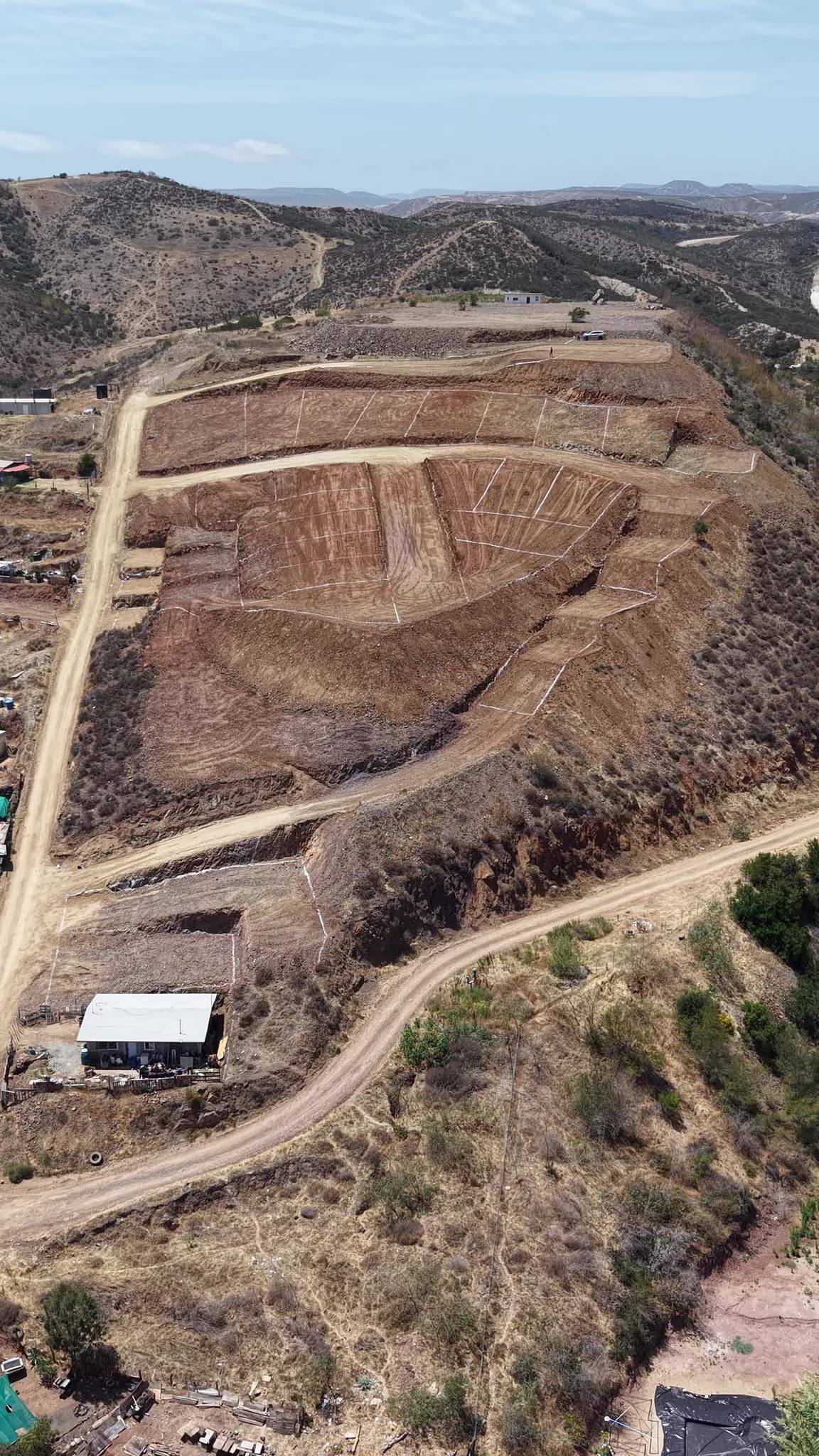 Vista aérea amplia de Privada La Herradura en ladera, El Sauzal, Ensenada