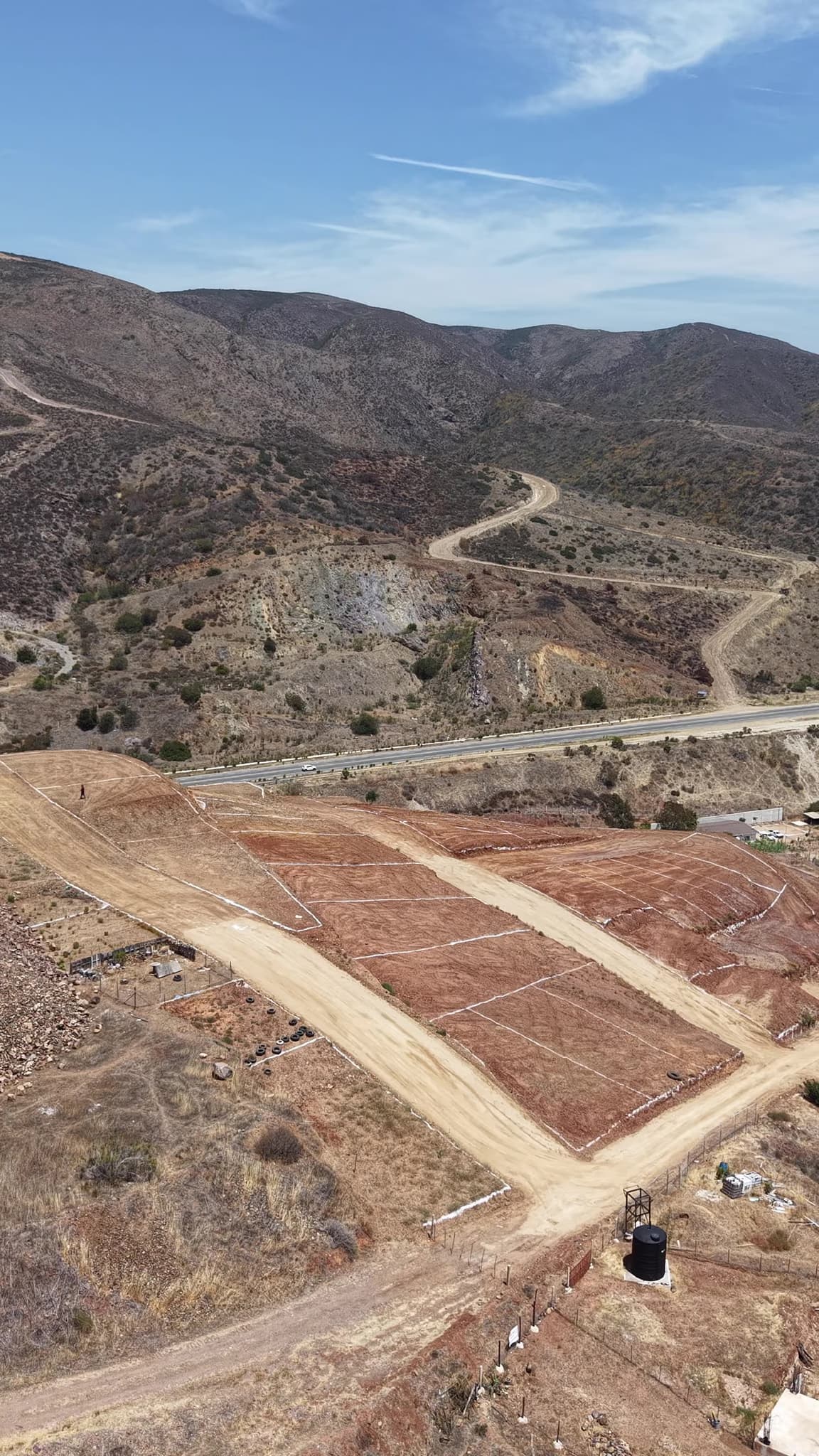 Vista del área común privada con juegos infantiles en El Sauzal, Ensenada