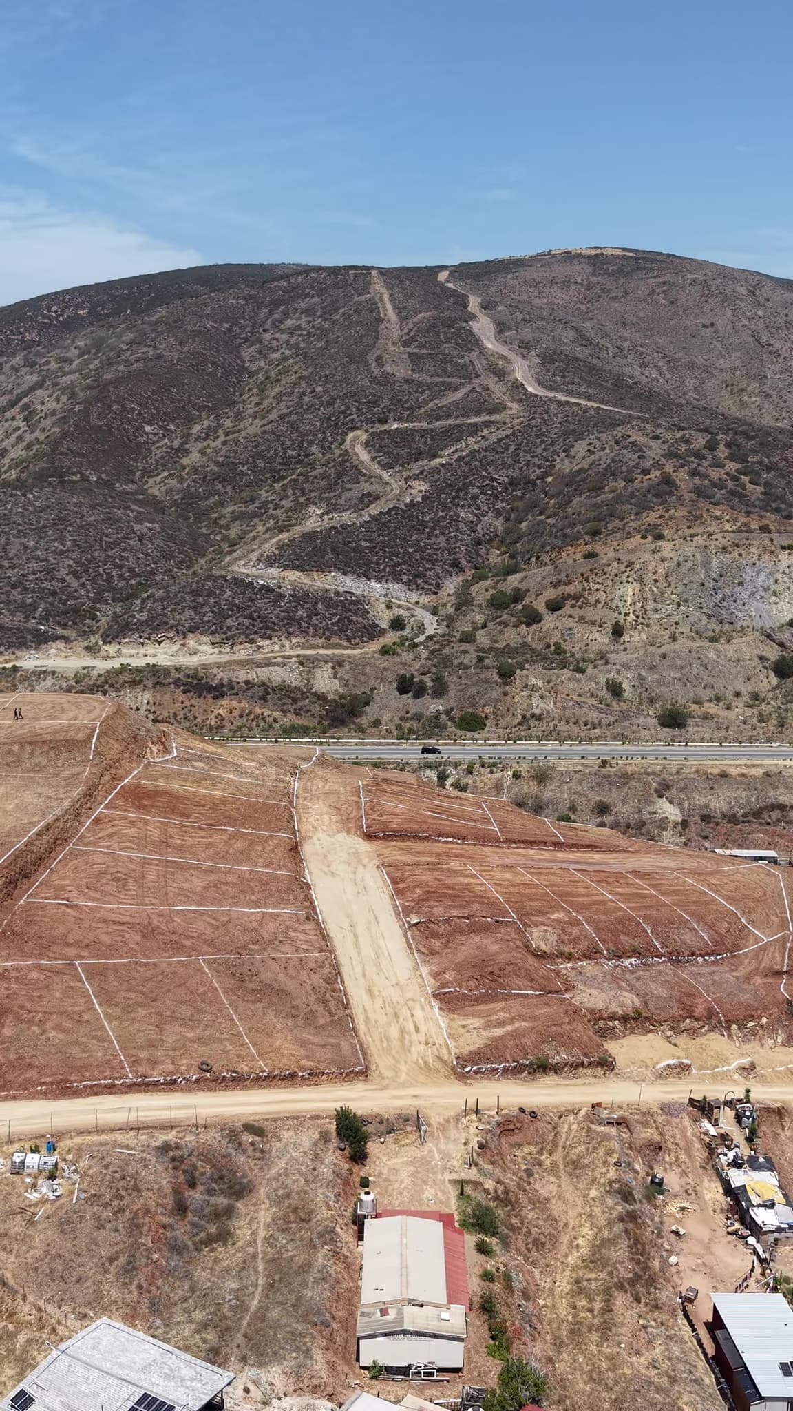 Asadores y bancas del área común en Privada La Herradura, Ensenada