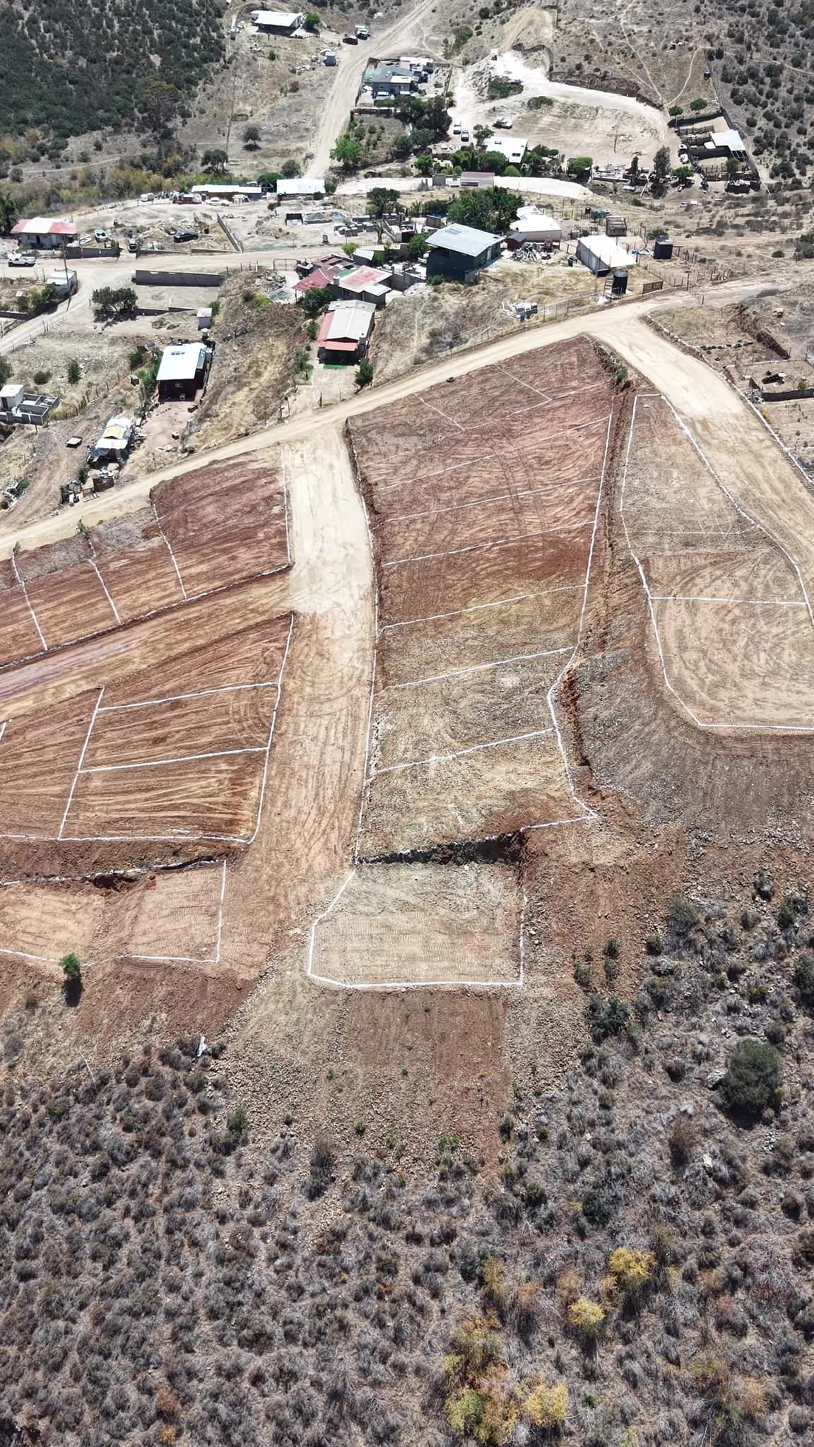 Vista aérea alta de Privada La Herradura y su entorno, El Sauzal, Ensenada