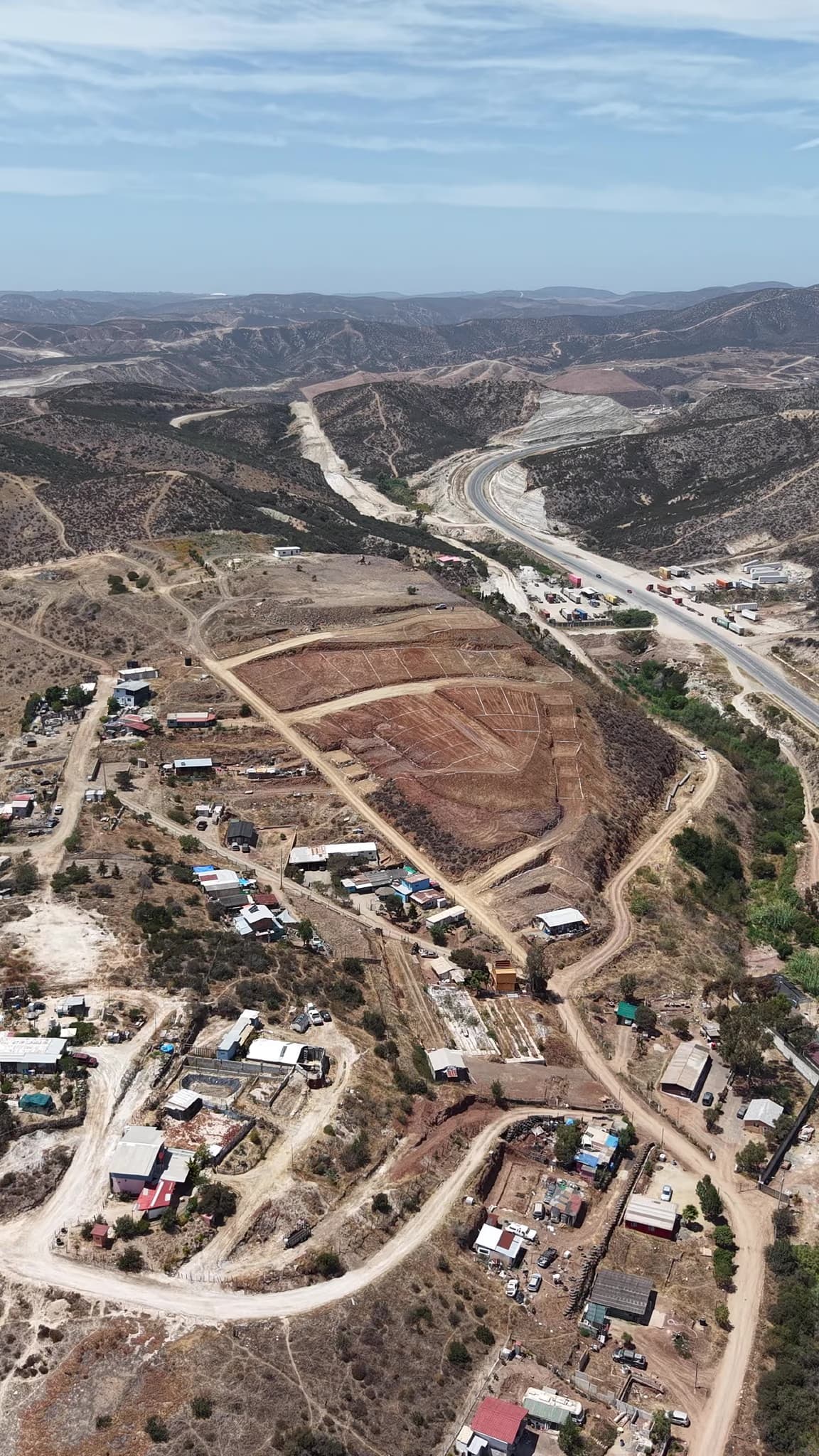 Vista aérea amplia de Privada La Herradura en contexto urbano, El Sauzal, Ensenada