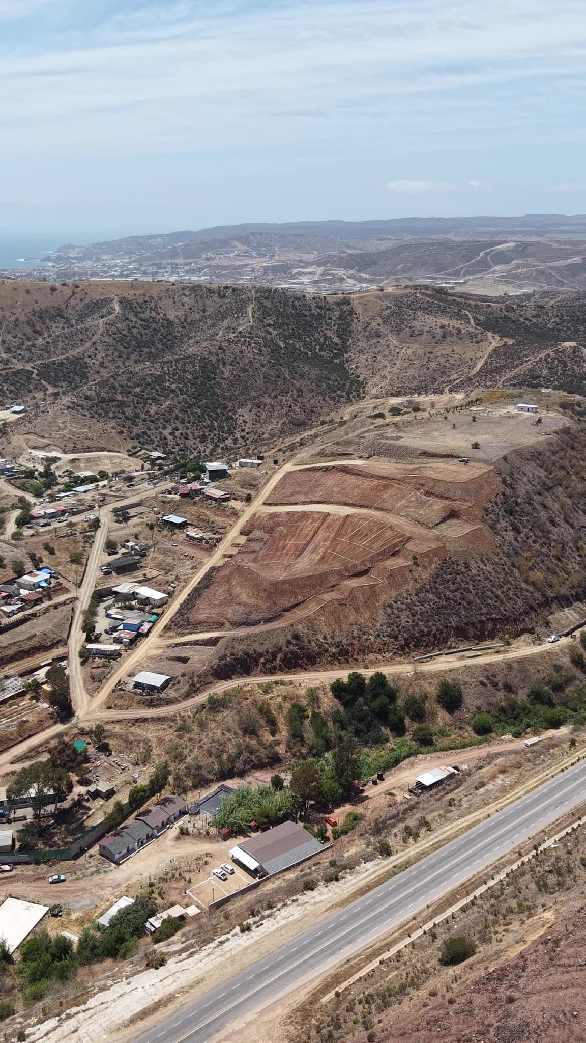 Vista aérea de Privada La Herradura con carretera y lotes, El Sauzal, Ensenada